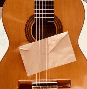 Gitarre und Brief